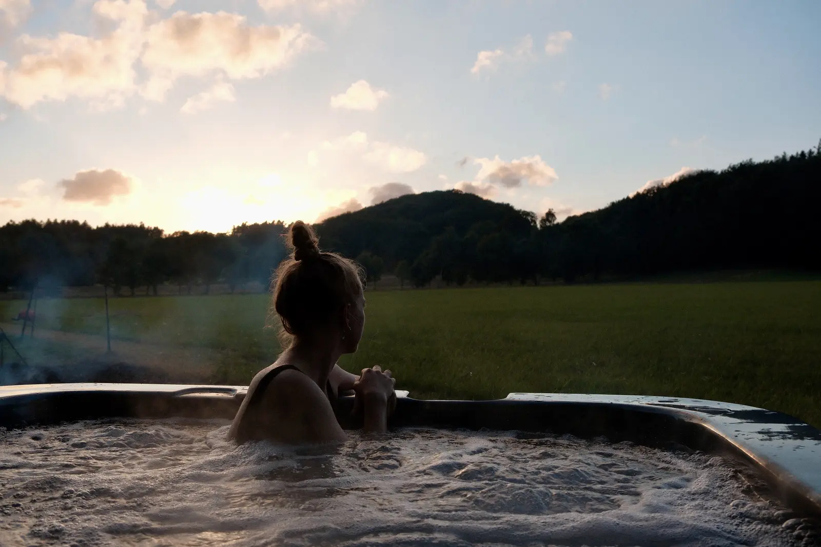 Glamping i Ulstrup – Luksus skurvogn med udespa og udsigt til dyr, skov og mark