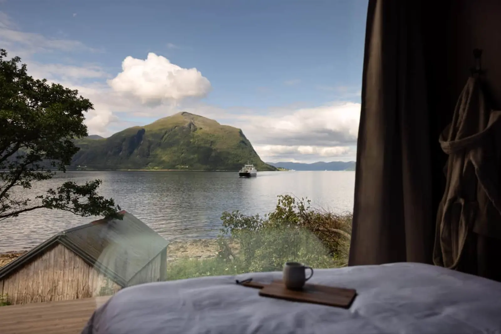 Glamping i Hundeidvik – Scenic retreat by the fjord with sauna and stunning views