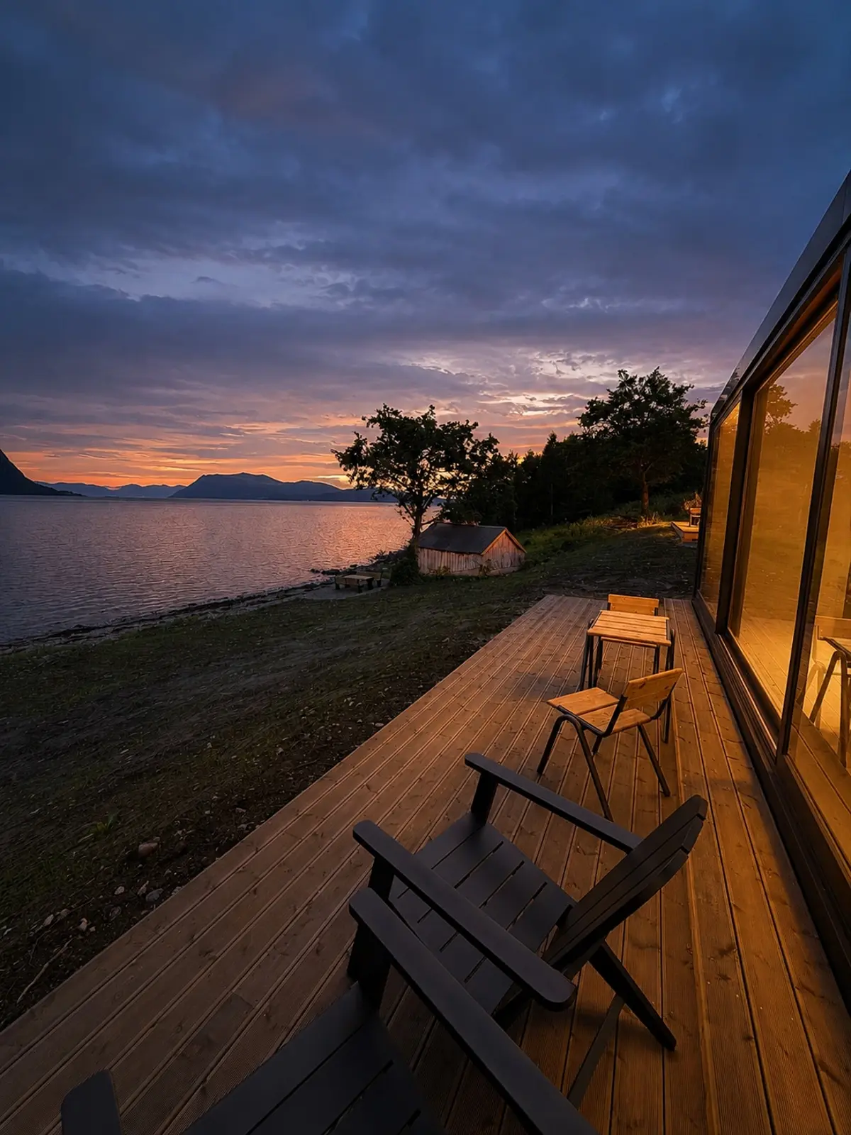 Glamping i Hundeidvik – Secluded cabin retreat with sauna by the fjord