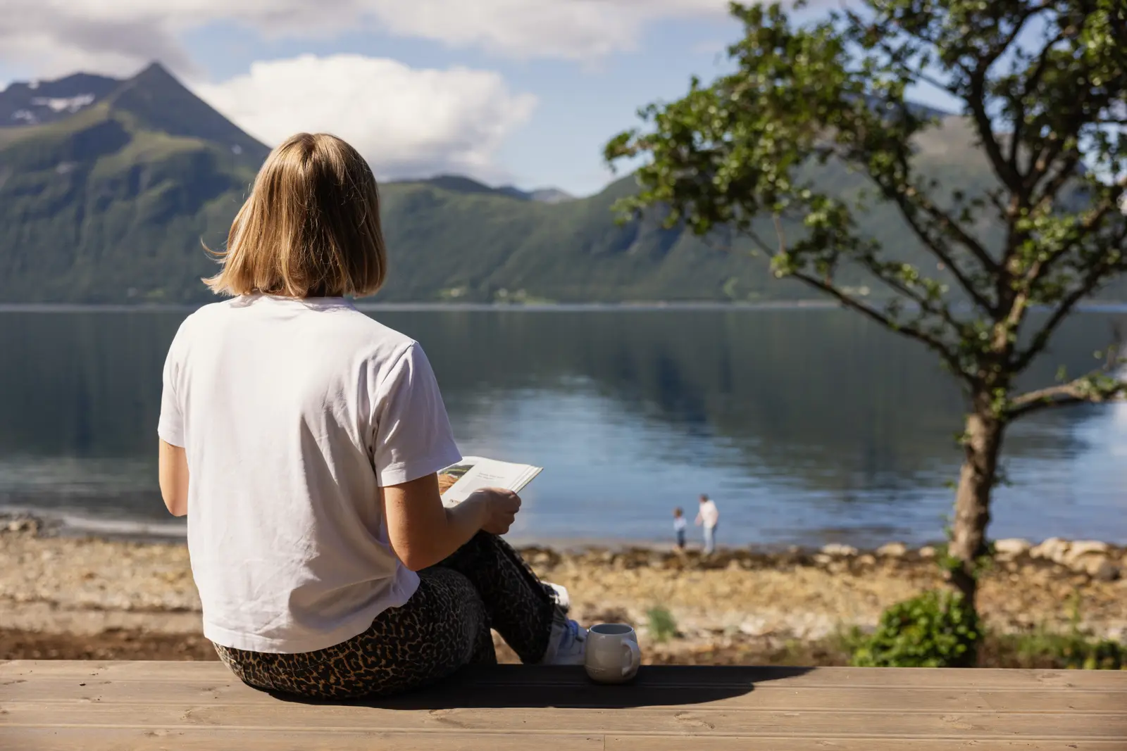 Glamping i Hundeidvik – Secluded cabin retreat with sauna by the fjord