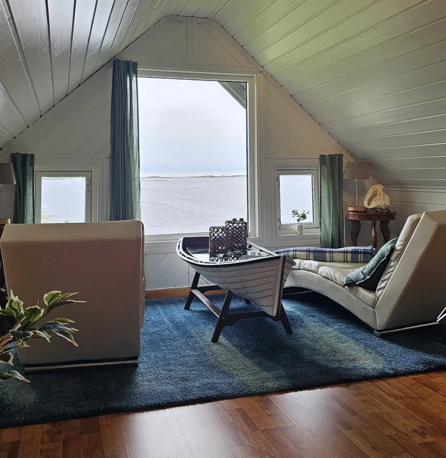 campspace_types.family i Åfjord – Naustet Kvalvika ligger usjenert til i strandkanten. Havutsikt og rolige omgivelser.