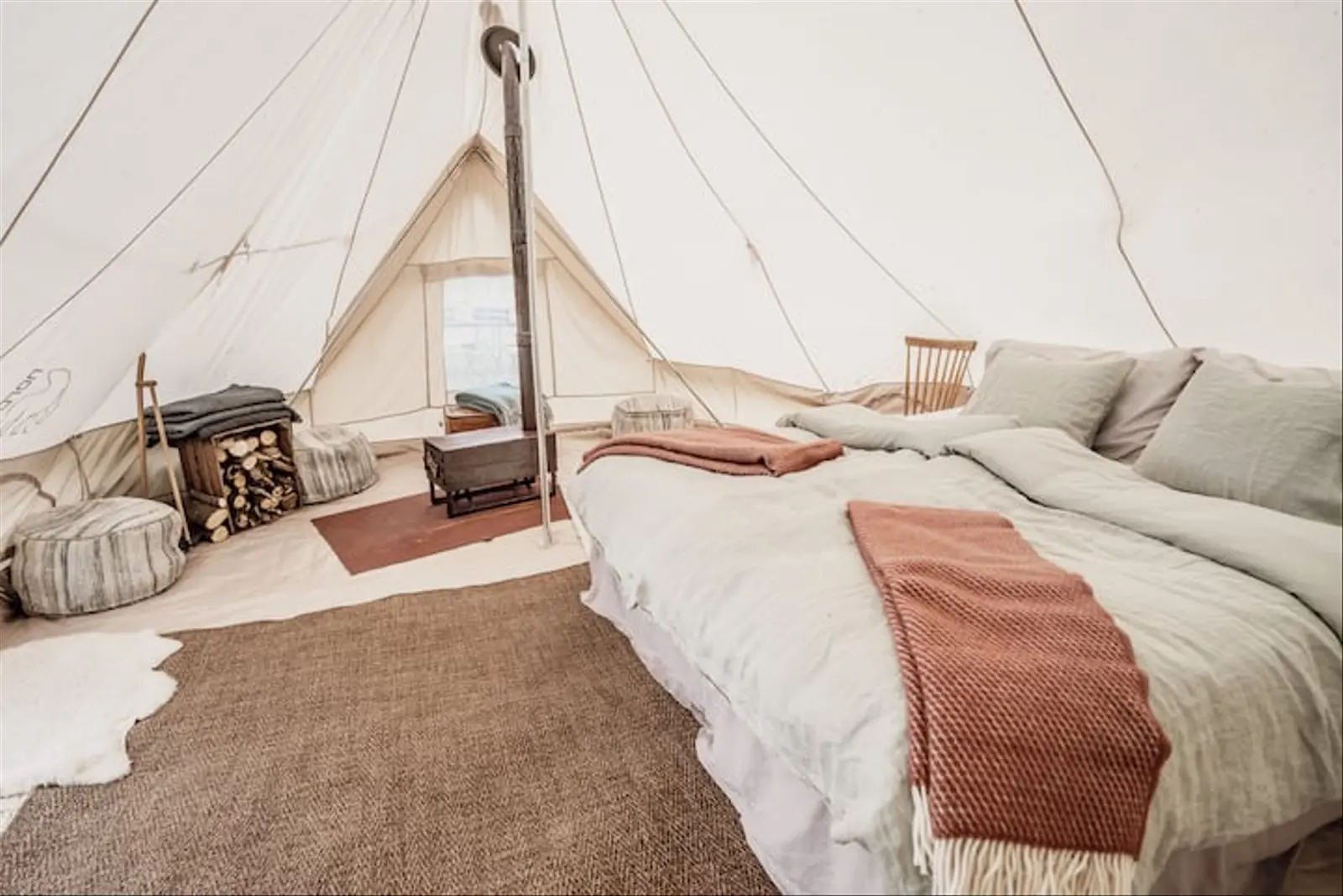 Glamping i Vessigebro – Charmantes Glamping-Zelt mit Feuerstelle und Tieren in der Nähe