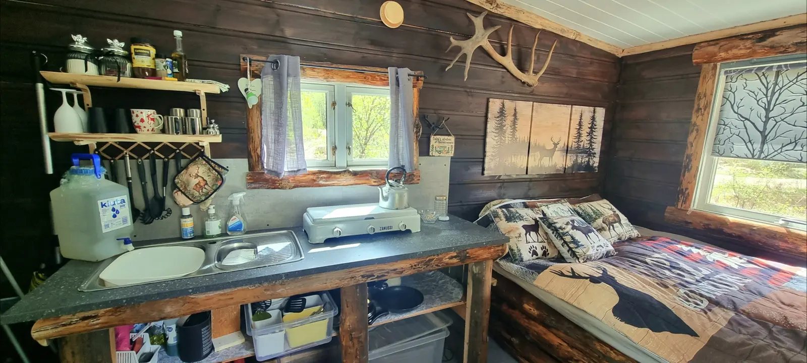 campspace_types.deserted i Åseral – Hjortebu med vedovn. Naturskjønne omgivelse. Sauna, badestamp, robåt