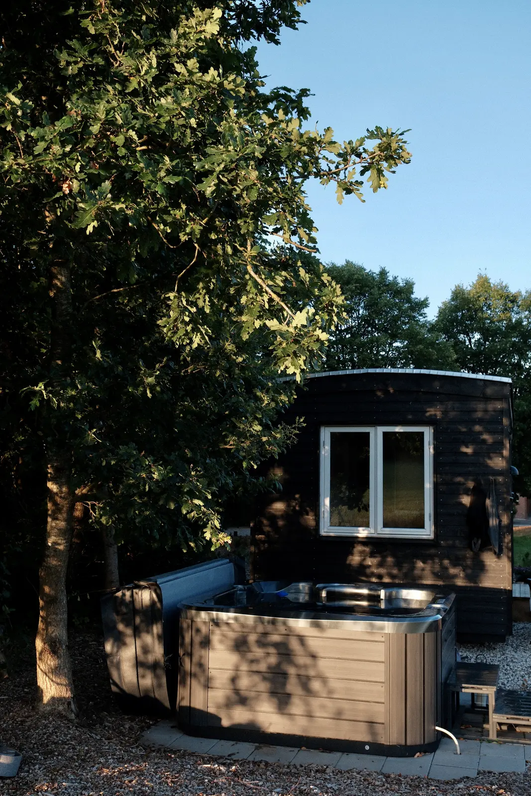 Glamping i Ulstrup – Luksus skurvogn med udespa og udsigt til dyr, skov og mark