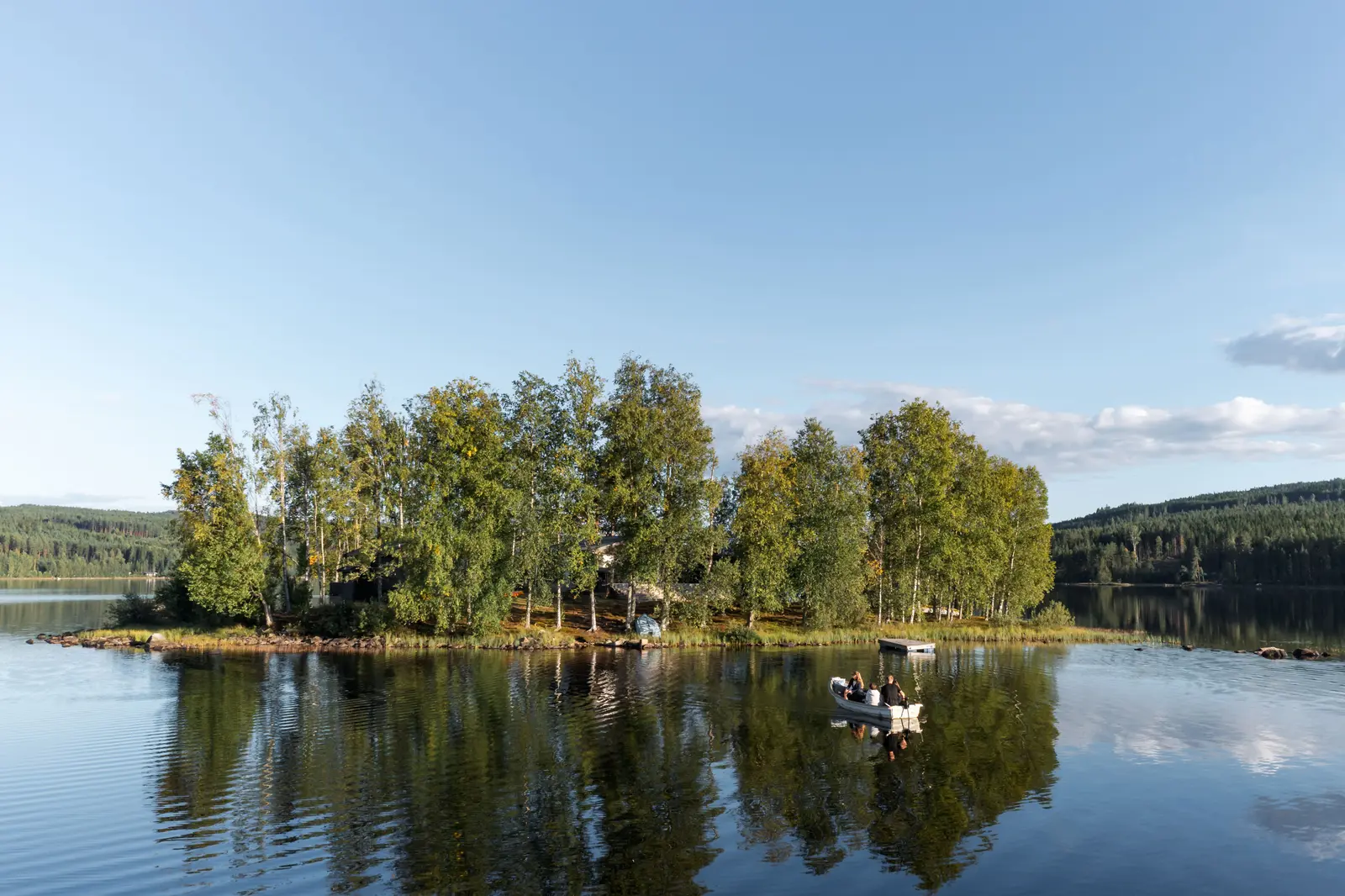 Glamping i Grue – Privat øy med moderne hytte på Frysjøen