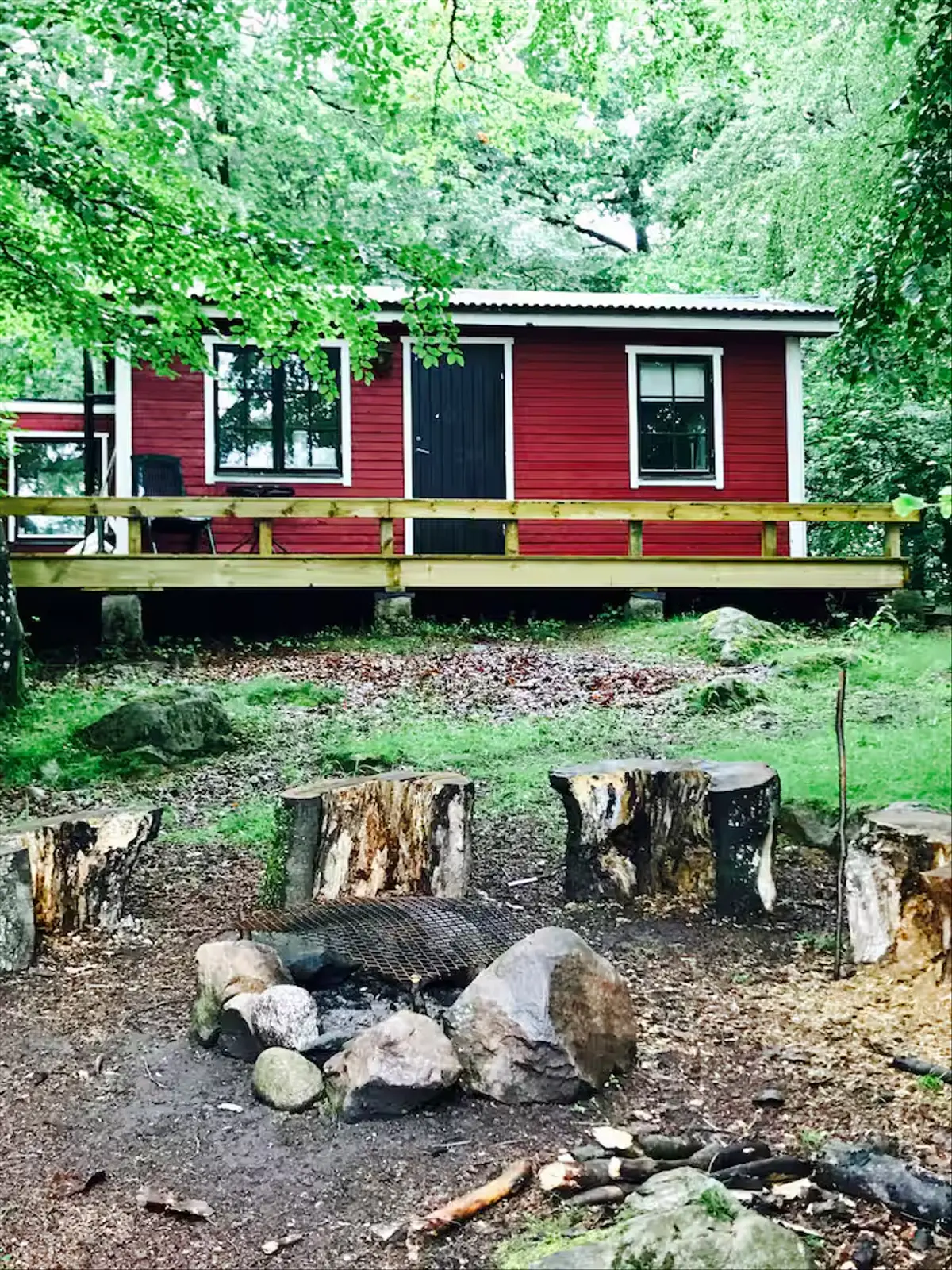 Glamping i Veberöd – Cozy cabin with tranquil pond and sauna access