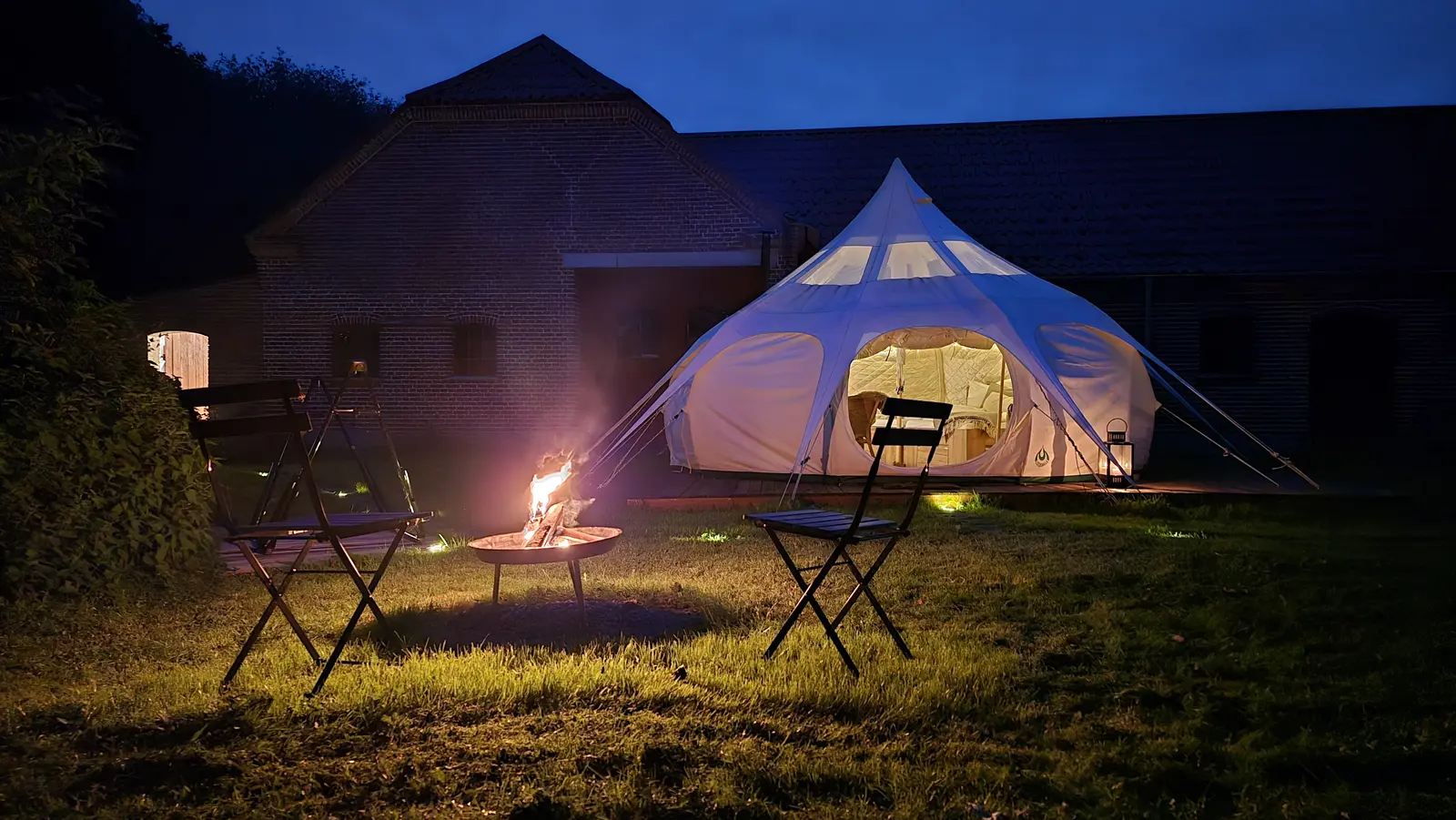 Glamping i Roslev – Romantisk luksusglamping for 2 ved Limfjorden | Eget bad og brændeovn | Månefjord Glamping