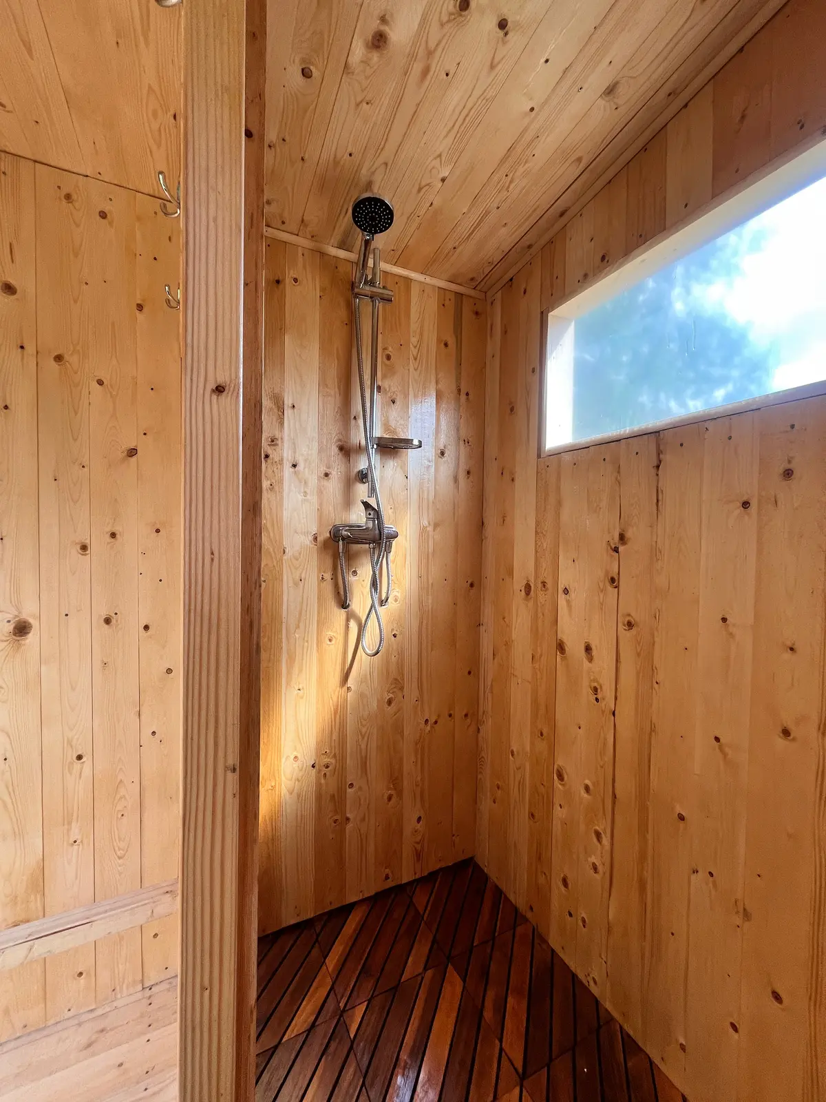Hütte i Bjuråker – FRISBO LODGE - GLAMPING TENT, LAKE FRONT, indoor fireplace – photo 12