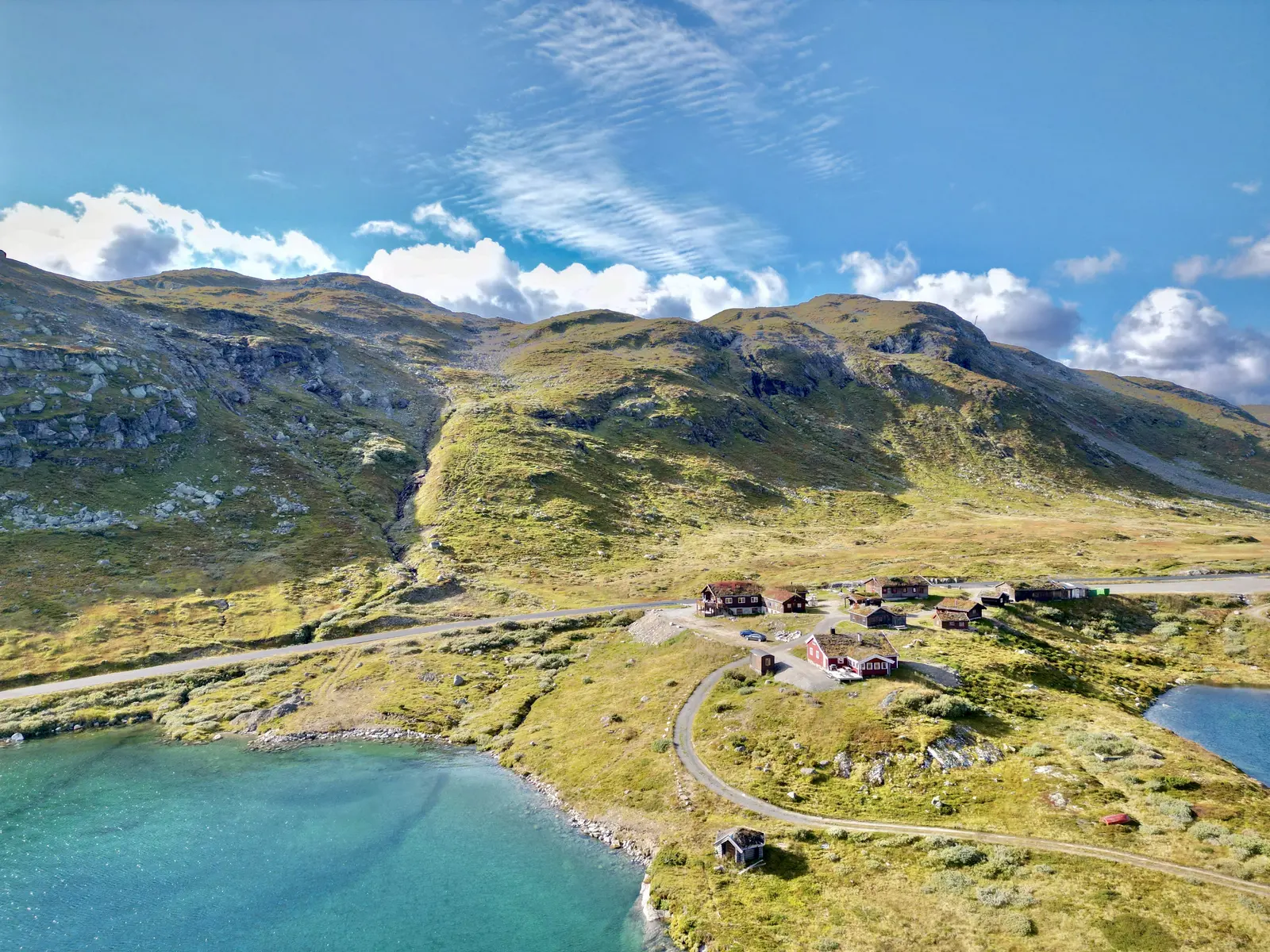 Glamping i Vang – Tømmerbui – Traditional Log Cabin with Lake Views