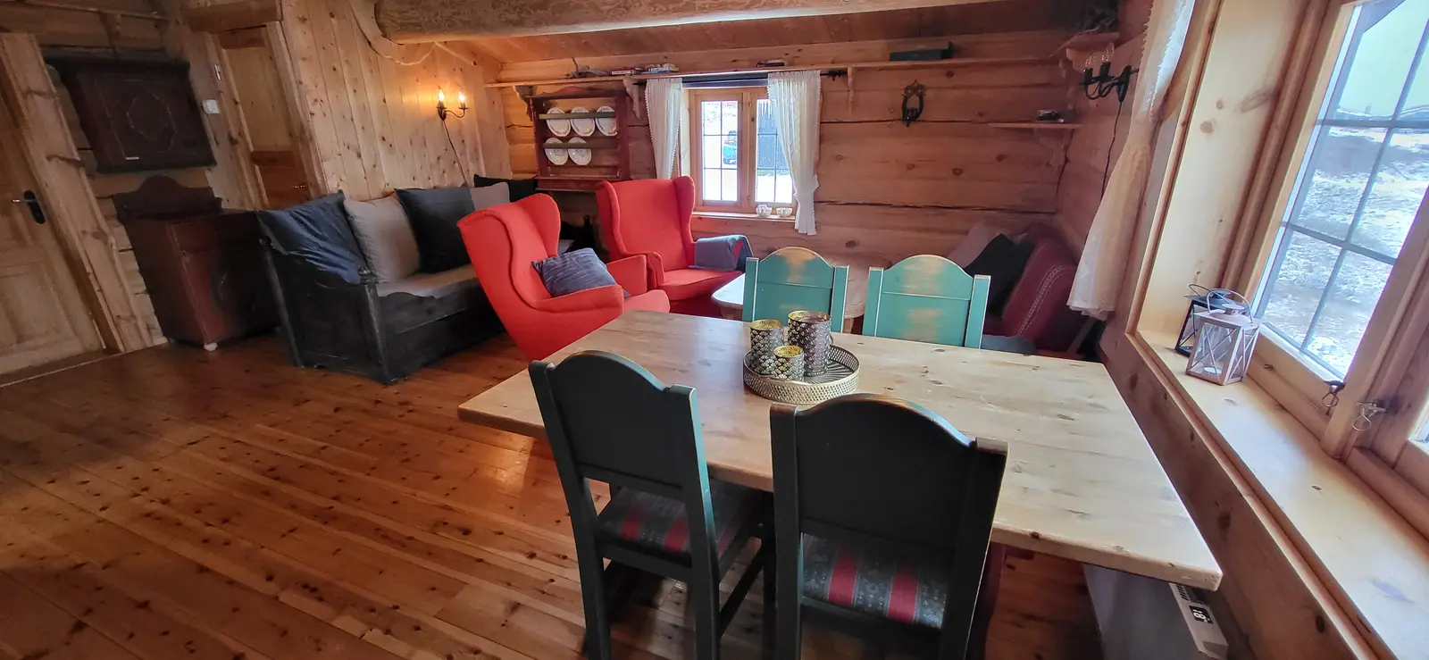 Glamping i Vang – Tømmerbui – Traditional Log Cabin with Lake Views