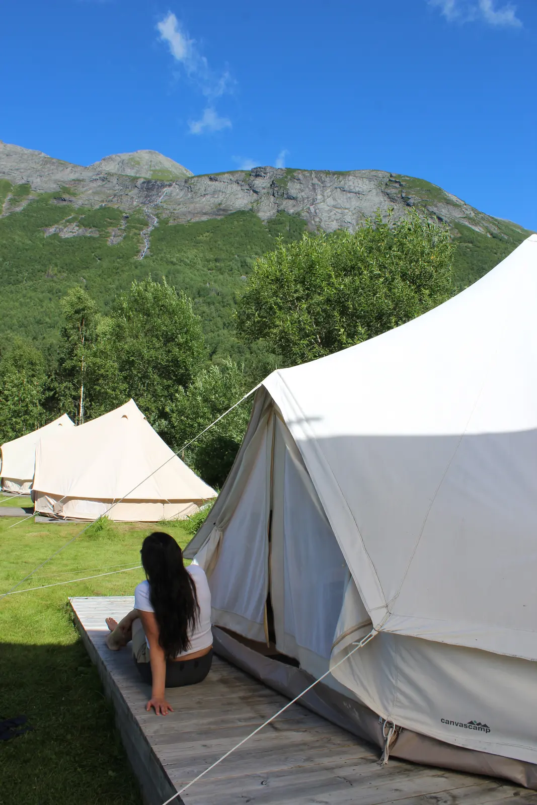 Glamping i Valldal – Cozy glamping by the river with sauna