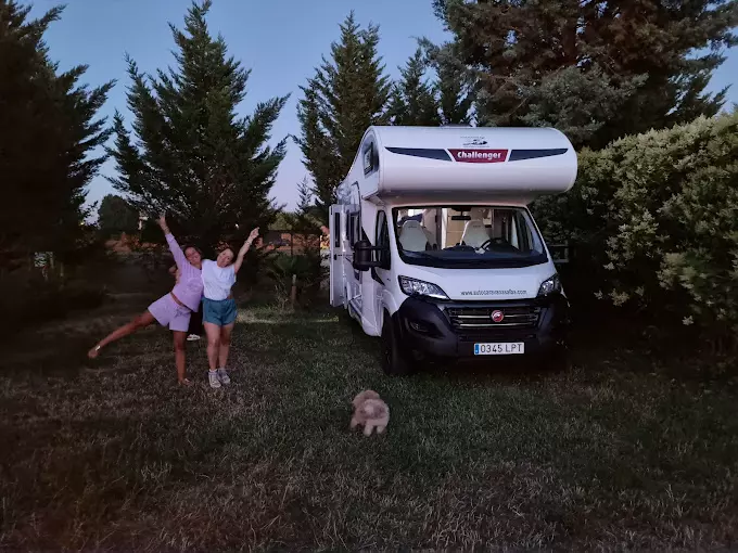 Camping spots i Lerma – Parcela sombreada para autocaravanas