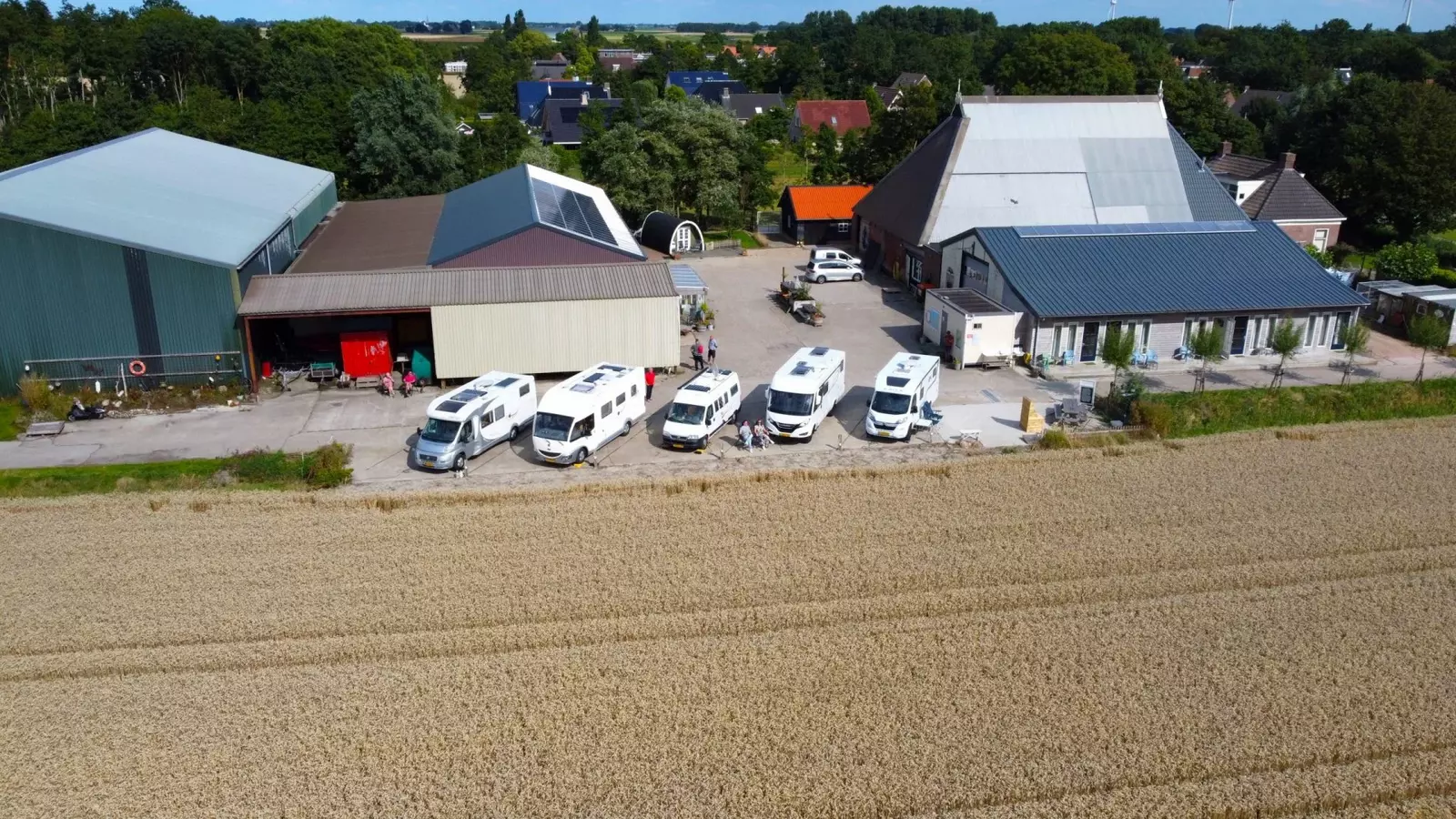 Camperplaats met uitzicht over de velden