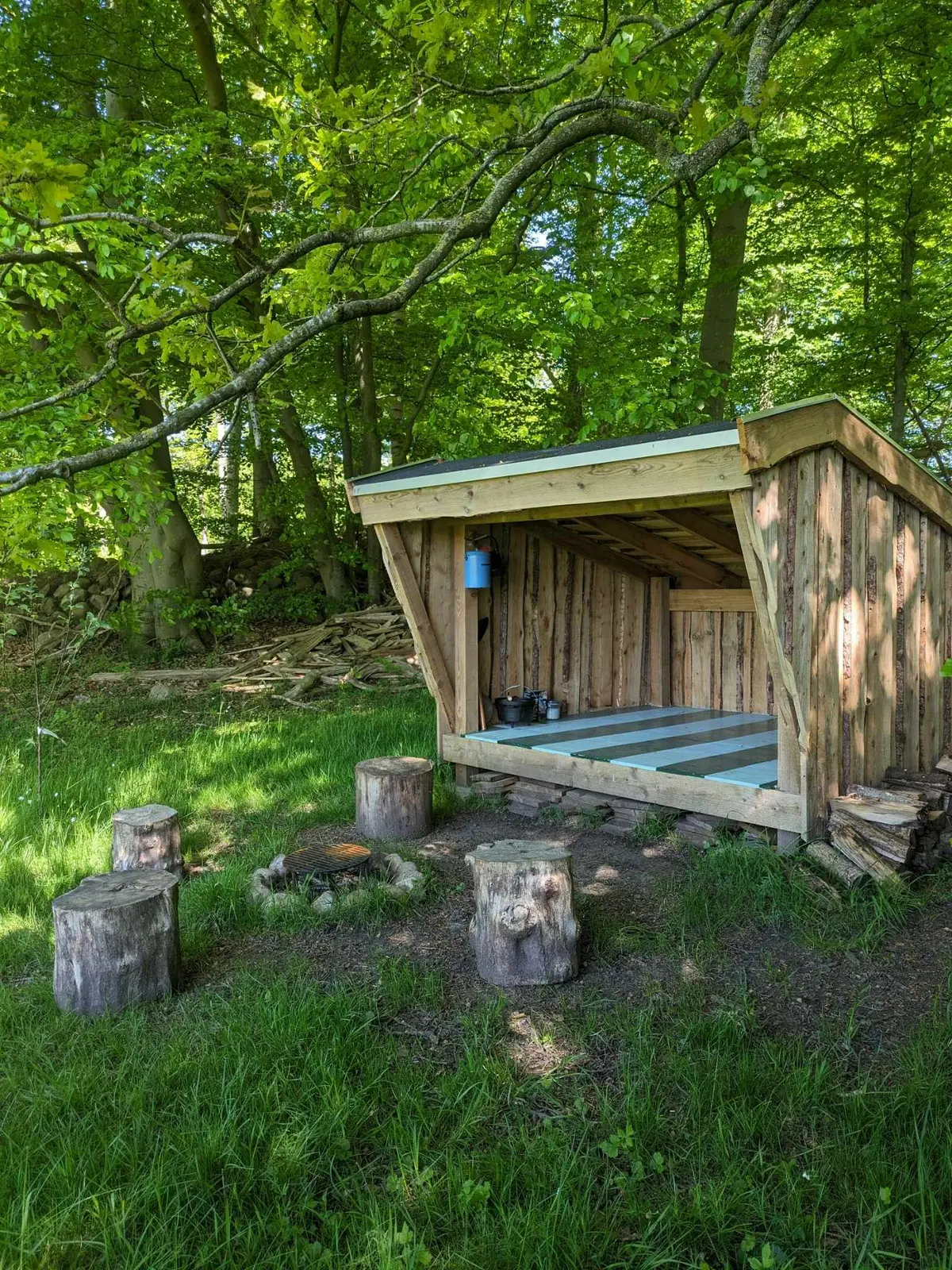 Hyggeligt privat shelter i skoven