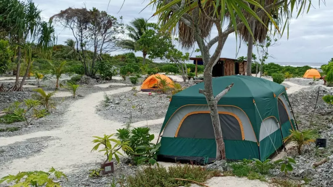 Tente camping pour 2 personnes comprenant 1 matelas pneumatique 2 places + drap