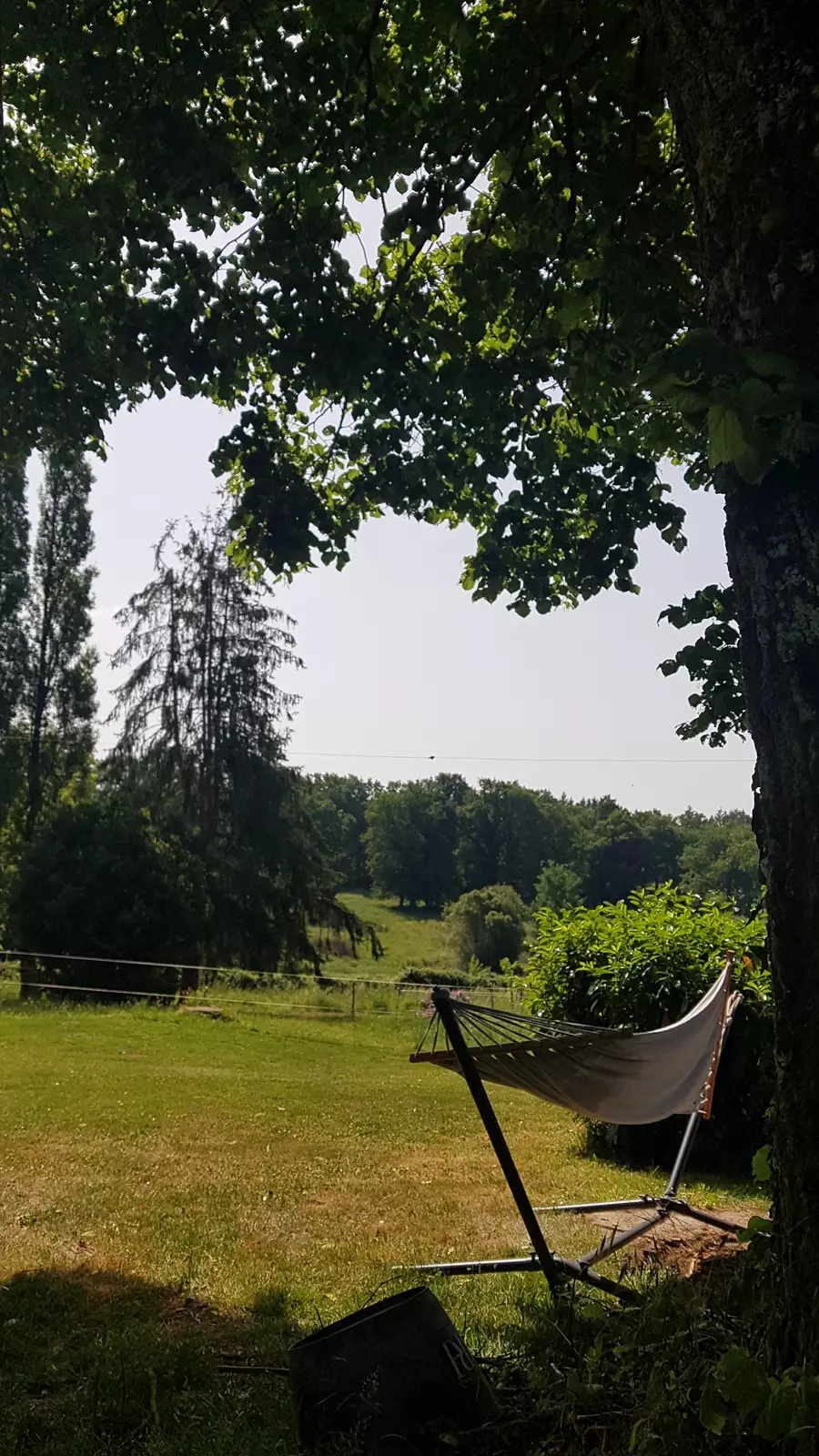 Sous le tilleul ou près des chevaux. 