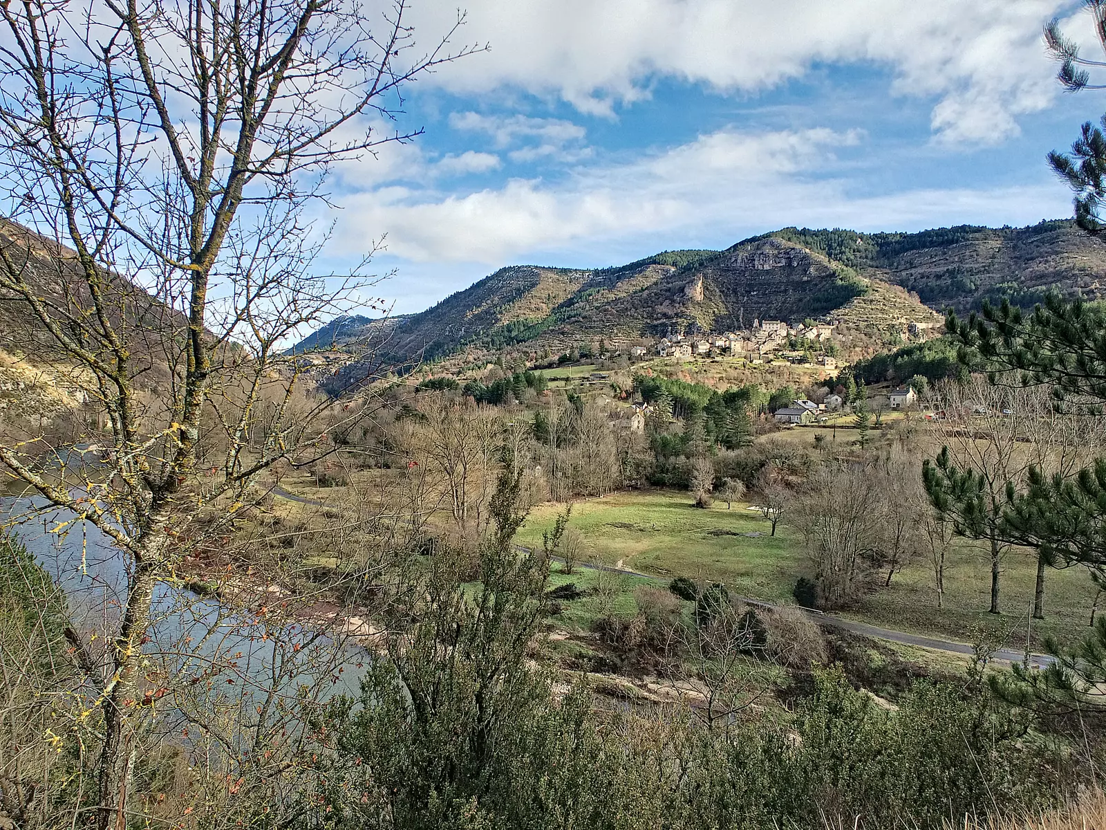 Au coeur des Gorges du Tarn, à proximité de la rivière, 200 m2 ombragé, clôturé, eau potable.