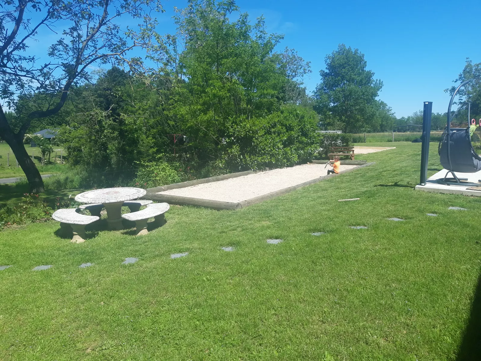 Camping spots i Ormes –  Emplacement ombragé au coin d'un jardin