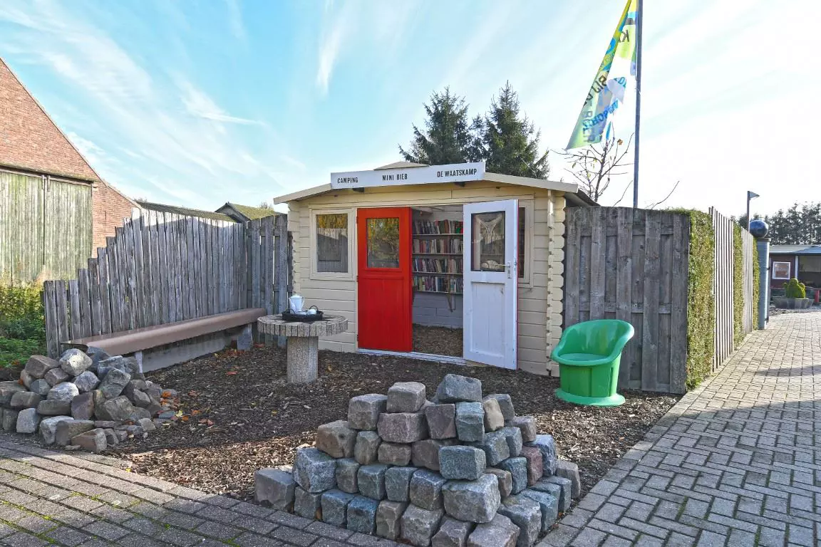 Kamperen in een relaxte boomgaard-sfeer.