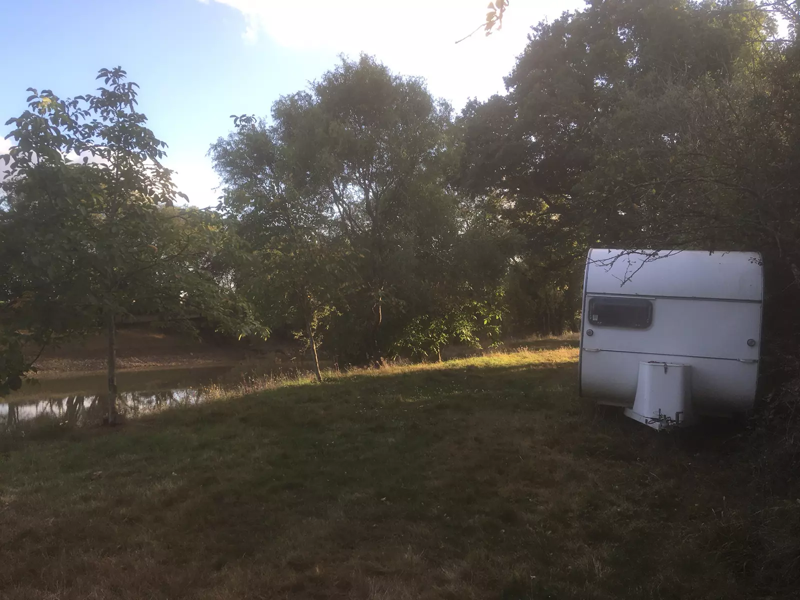 Camping ferme bio en pleine campagne et au bord d'un étang.