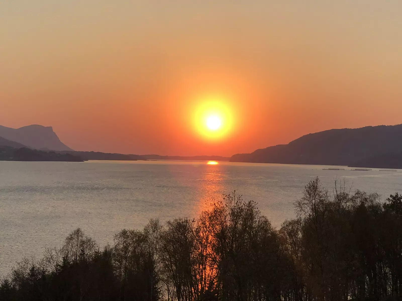 Fricamping ved sjøen Naust og brygge.