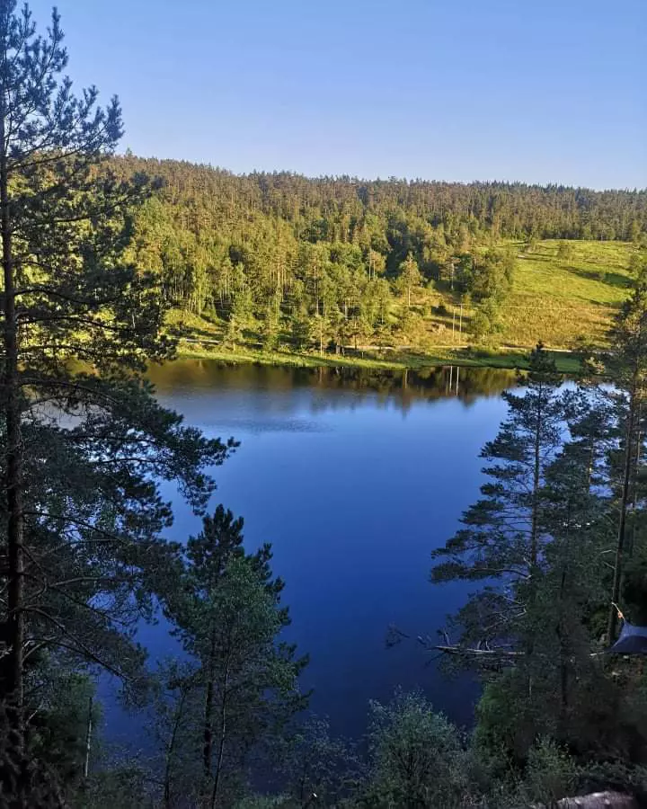 Svevetelt "utsikten"Sveveteltet er et fint badevann med fiskemuligheter.