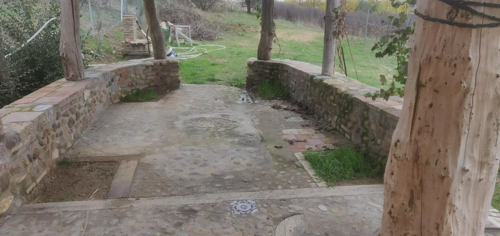 Camping spots i Calzada del Coto – Lugar especial en el Camino de Santiago con bodega, terraza con viña, explanada y vistas.
