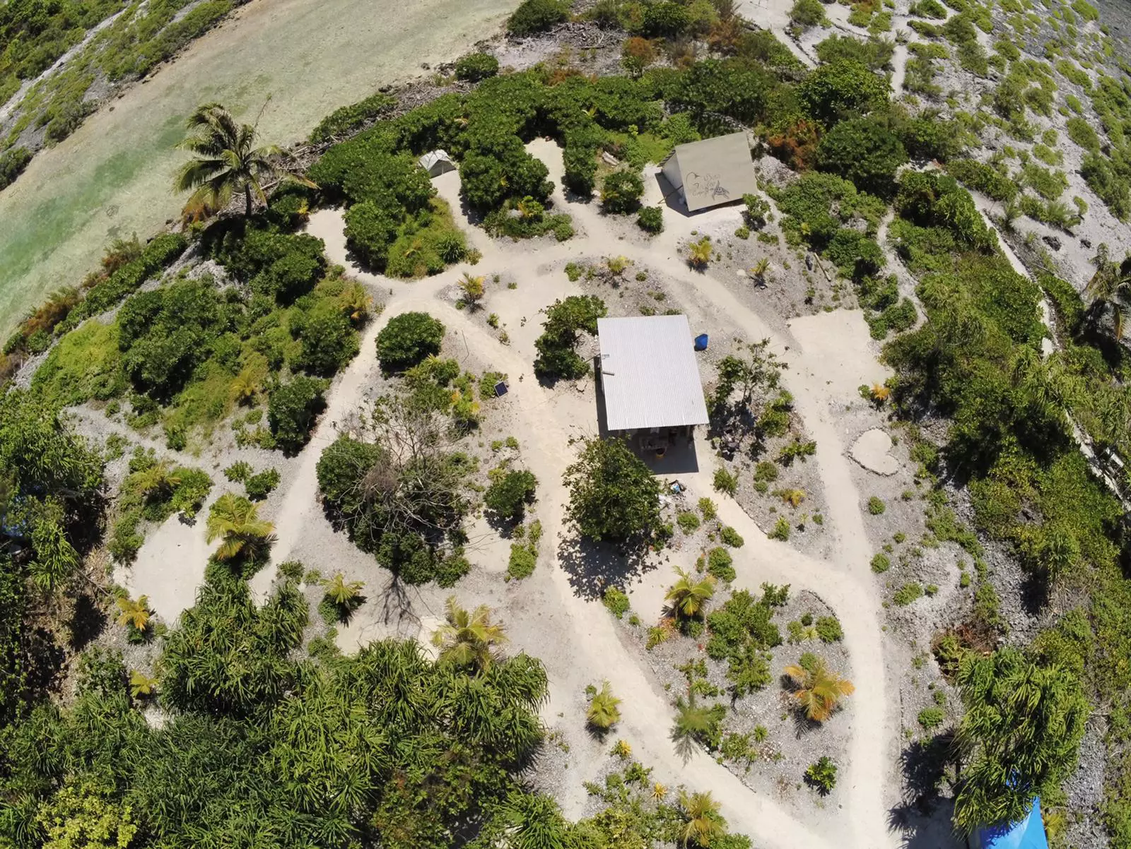 Tipi 6 places avec 3 matelas pneumatique 2 places vu côté océan 