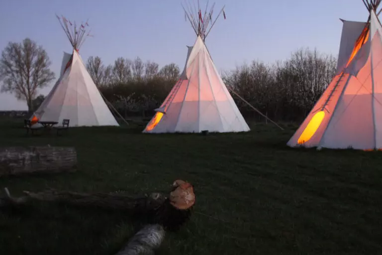 Kildevejens store tipi med sovebrikse