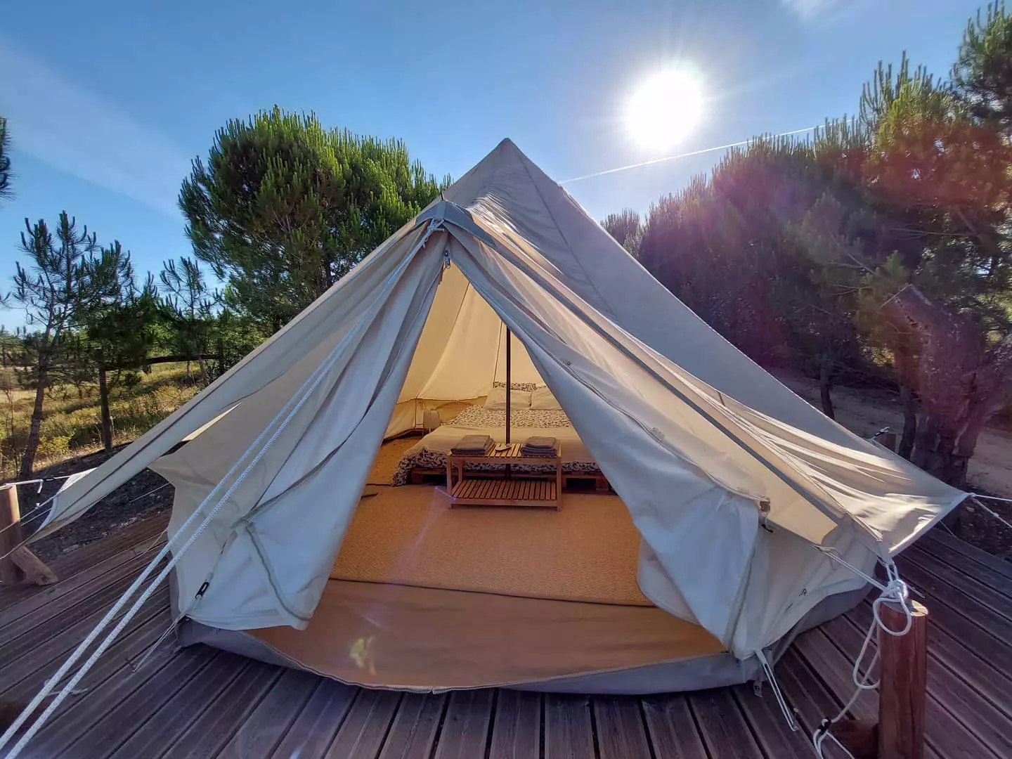Acolhedora Tipi com vista de barragem