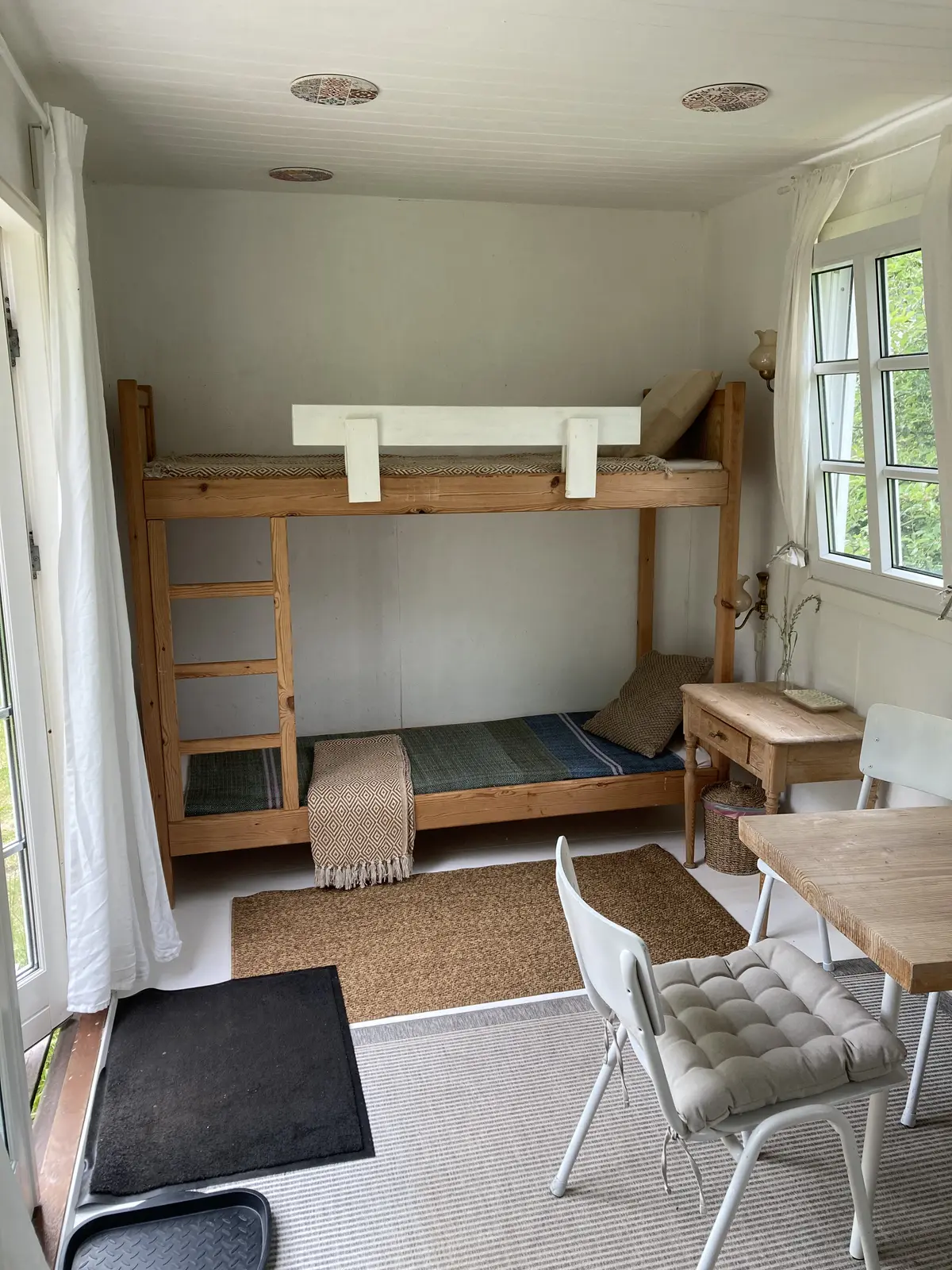 Molbo - 4-personers tiny house mellem bærbuske og nøddetræer