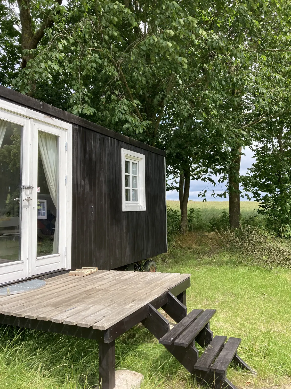 Helbo - 4-personers tiny house mellem bærbuske og nøddetræer