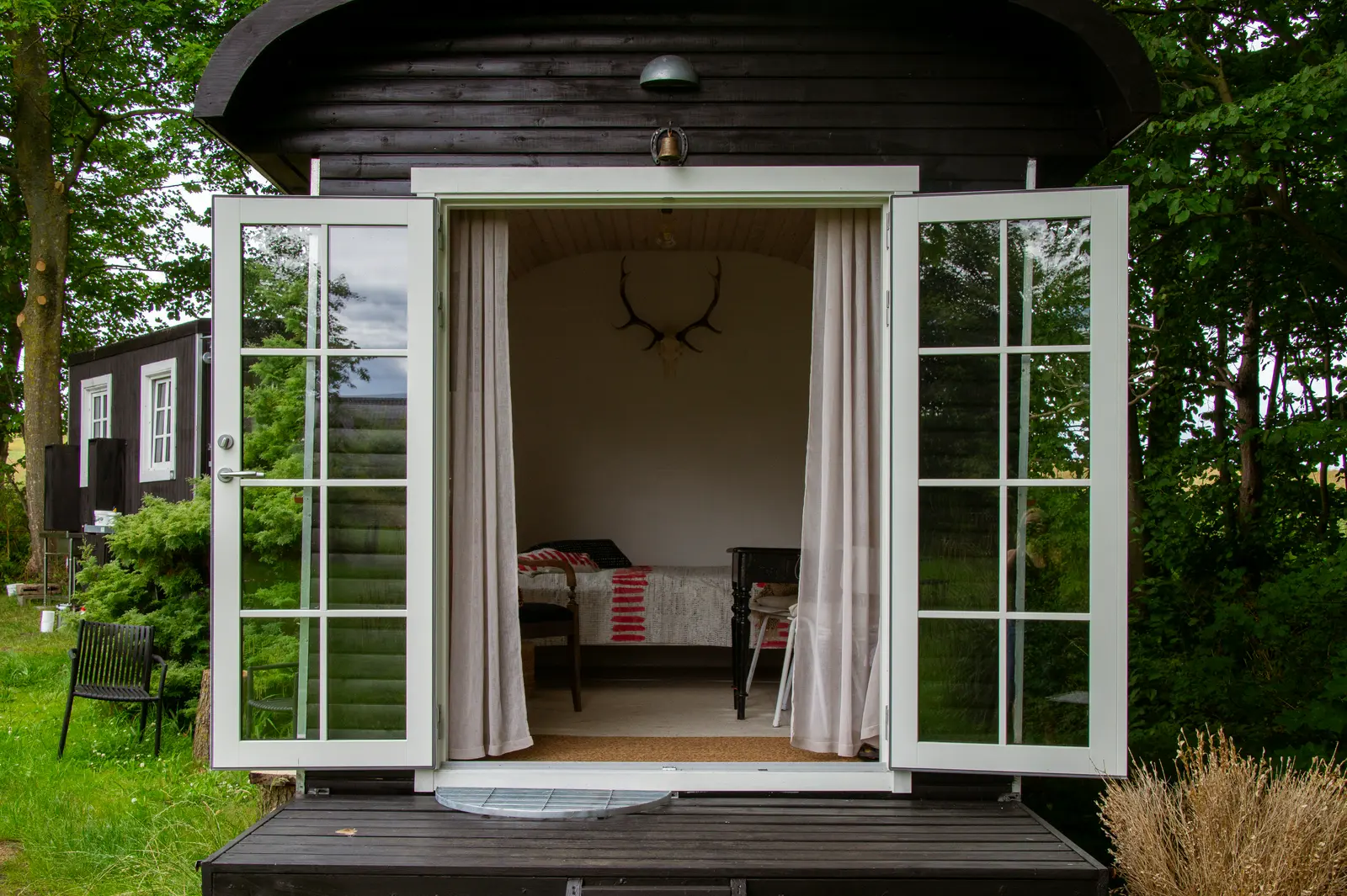 Dambo - Tiny house mellem bærbuske og nøddetræer