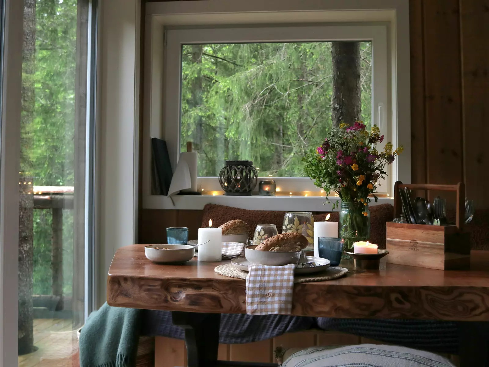 Tretopphytte i Lårdal - Naturens Eget Familieparadis med dyr og natur tett på