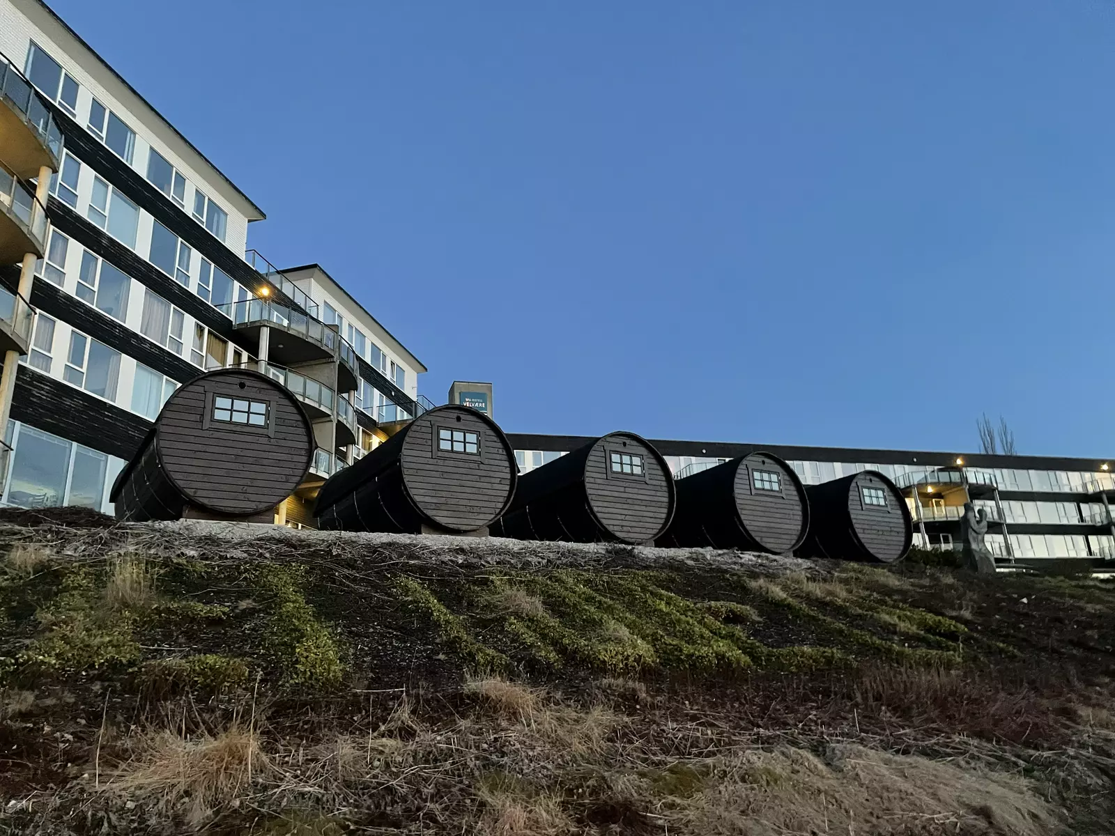 Fjordperle i miniformat – unik tønneovernatting midt i naturen