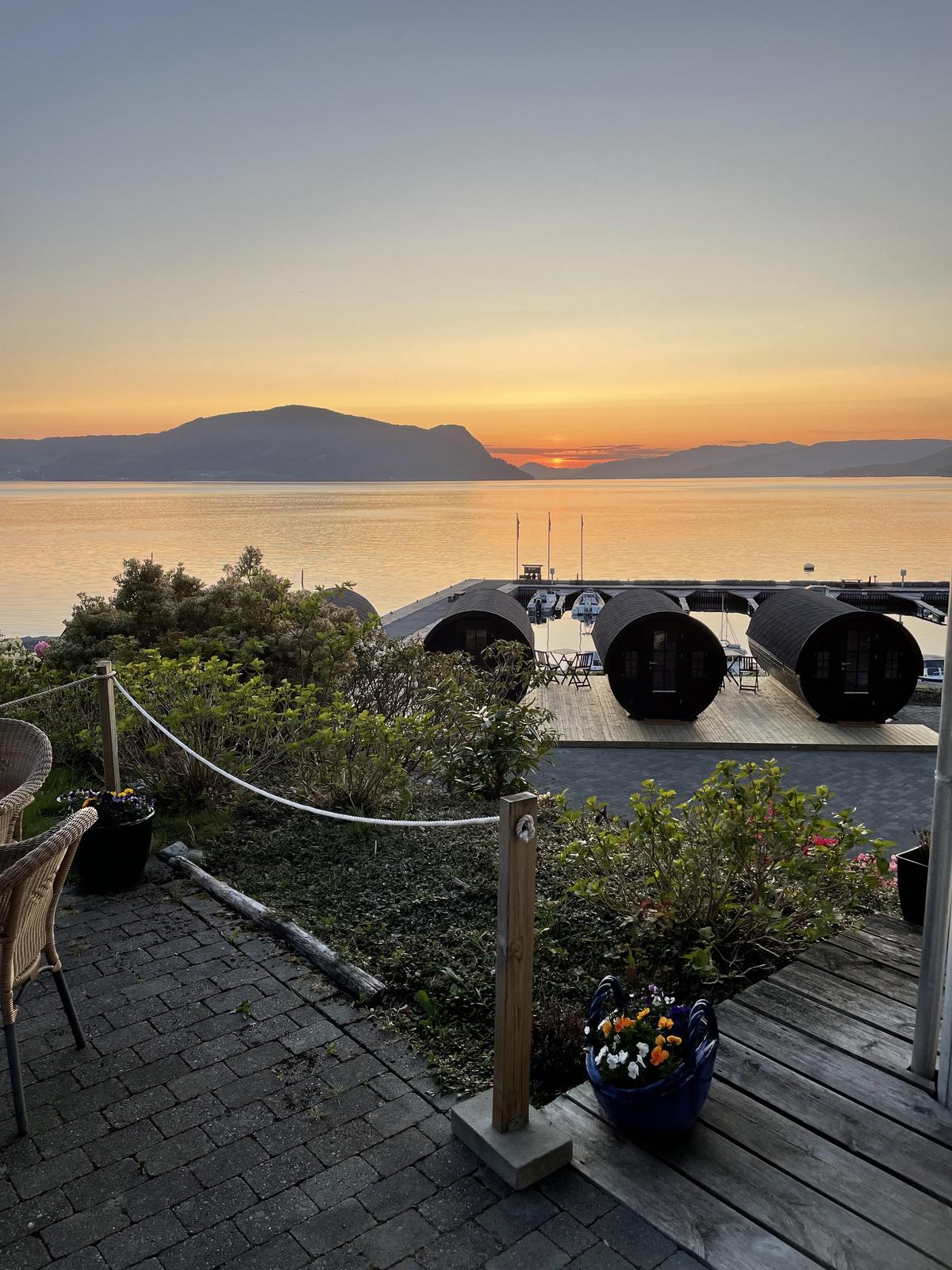 Sleeping barrel lodge