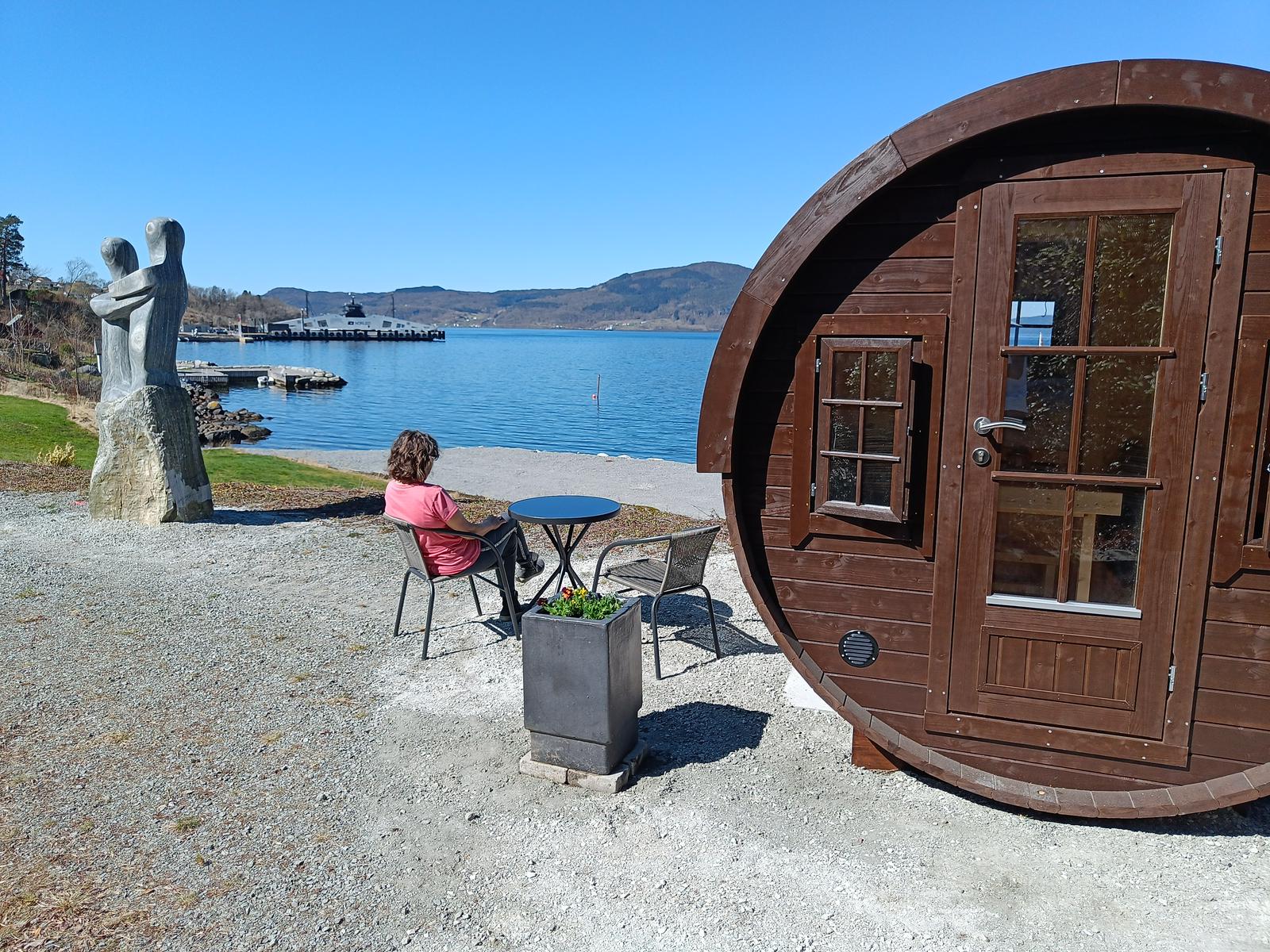 Sleeping barrel lodge