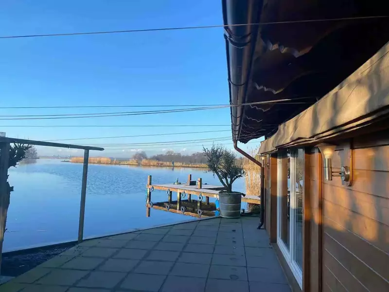Daar aan de waterkant houten huisje