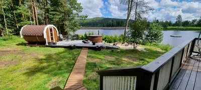 Hytte med tønnebadstue, badestamp og robåt