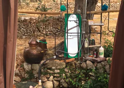 Espace vert intime et privé entre deux eaux de sources petit canal et rivière sauvage.